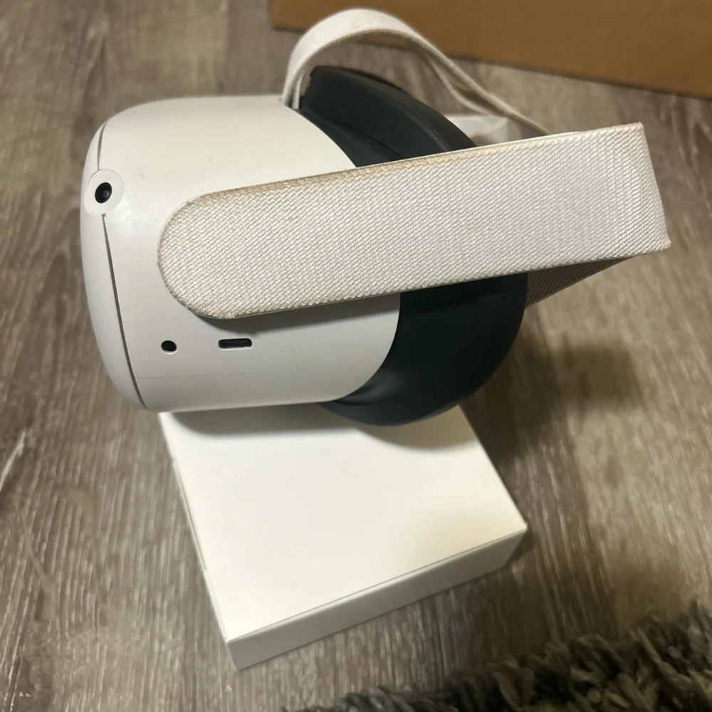 Oculus Standalone VR Headset with Controllers - Gray